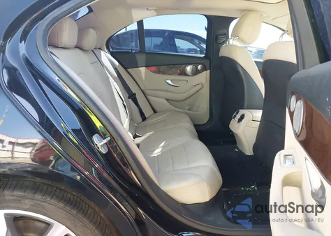 2015 Mercedes-Benz C 300 z USA, uszkodzony, nr VIN 55SWF4JB5FU083272